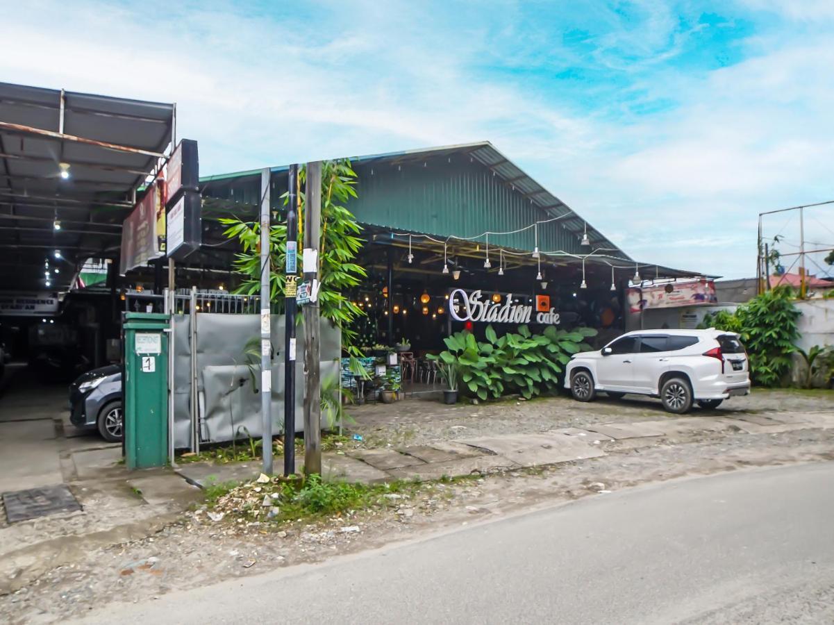 Oyo 990 Stadion Residence Syariah Medan Exterior foto
