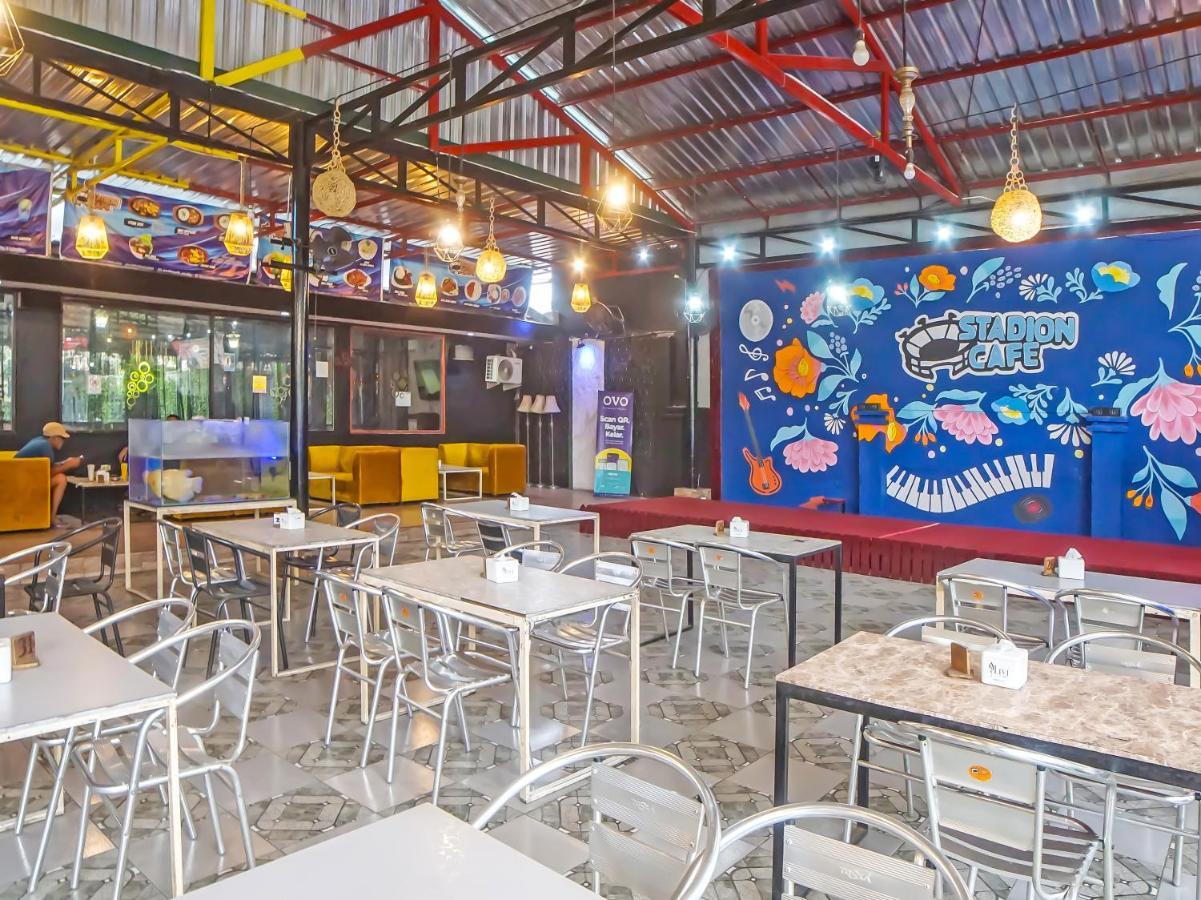 Oyo 990 Stadion Residence Syariah Medan Exterior foto