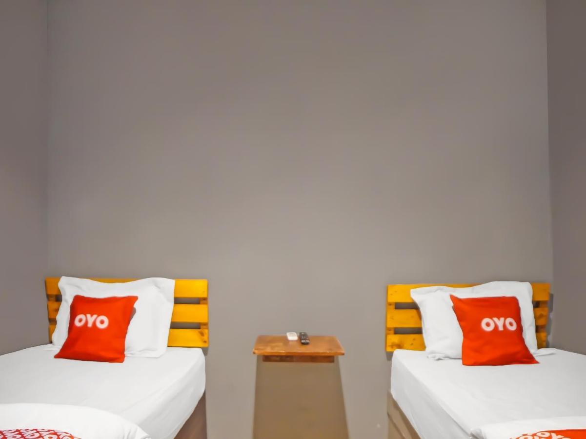 Oyo 990 Stadion Residence Syariah Medan Exterior foto