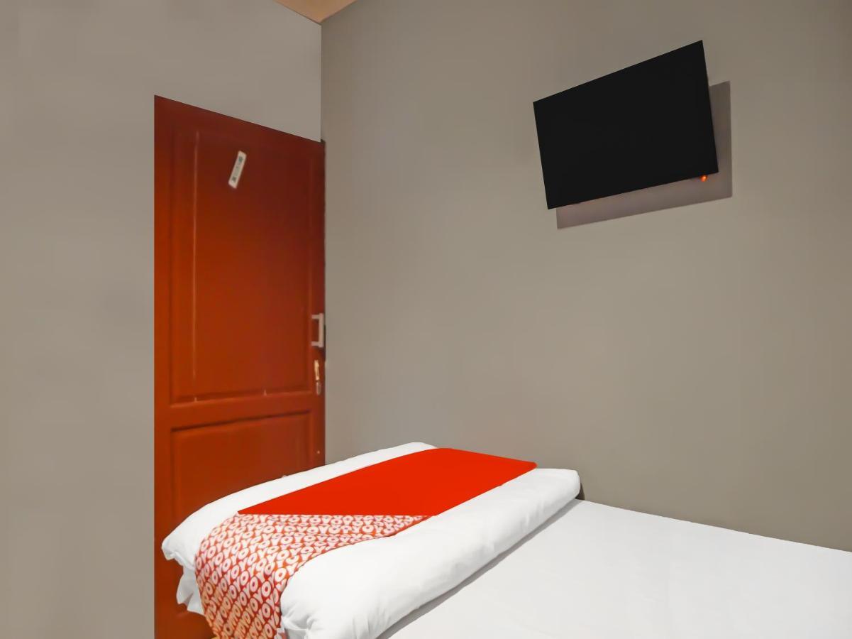 Oyo 990 Stadion Residence Syariah Medan Exterior foto