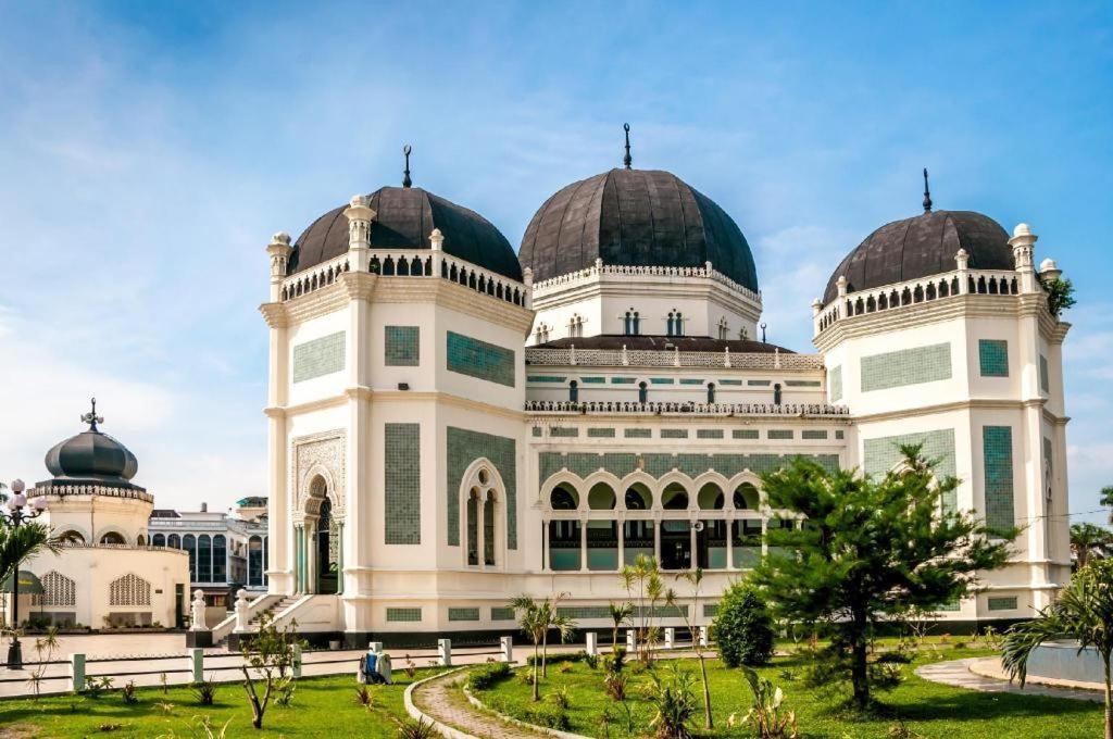 Oyo 990 Stadion Residence Syariah Medan Exterior foto